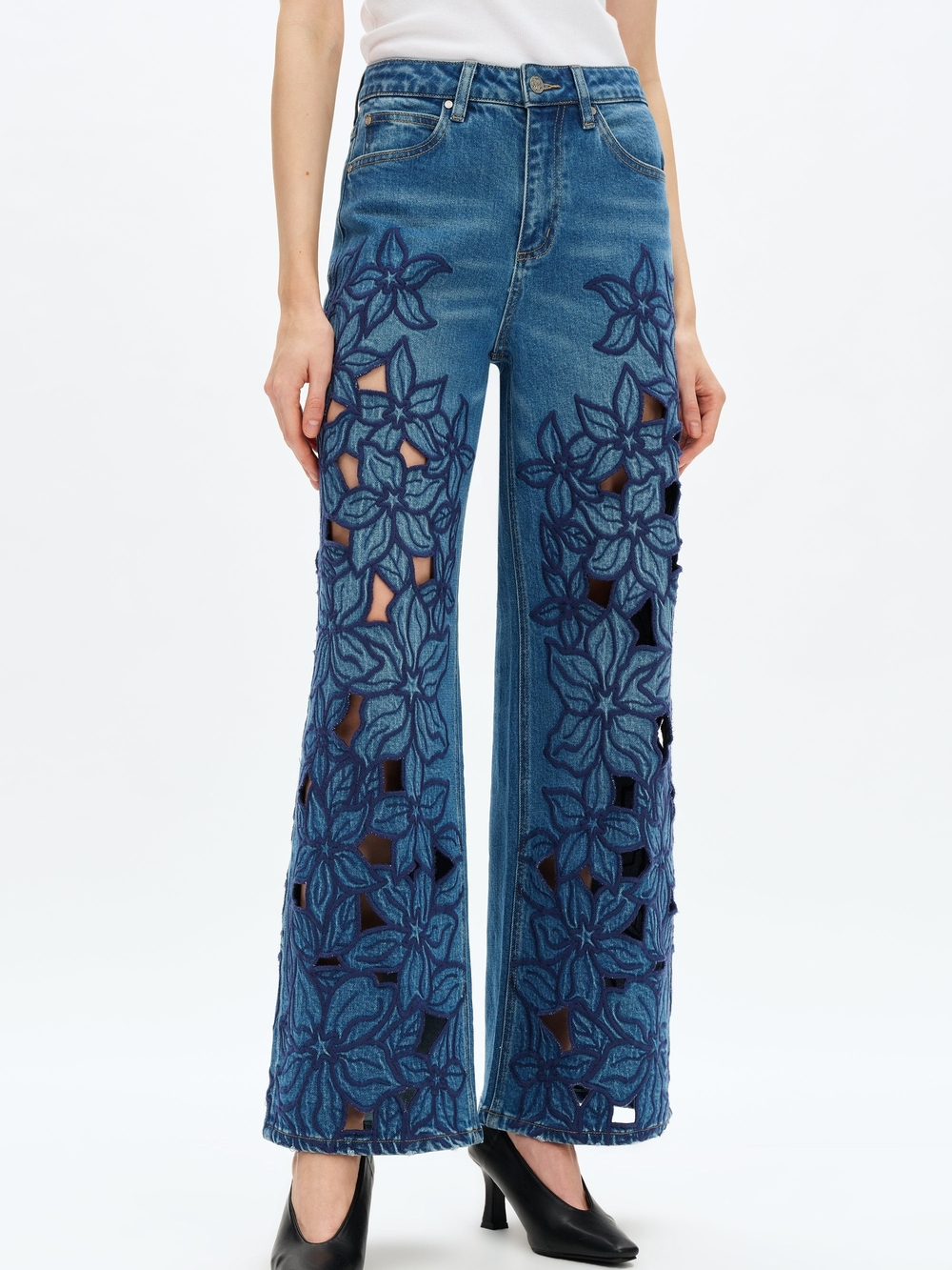 Bayeas Embroidered Floral Cutout Wide-Leg Jeans - Medium Blue